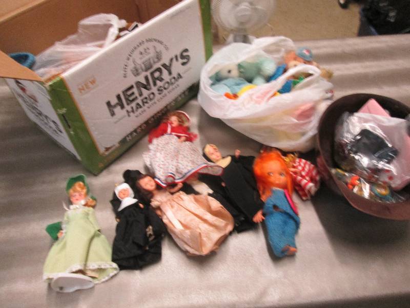 lot 19 image: Vintage Dolls, Plush, Beanie Babies...