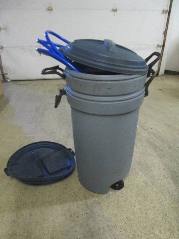 lot 24 image: Lot of 2 32 Gallon Rubbermaid Garb...