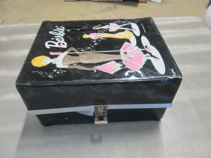 lot 31 image: Vintage Barbie Trunk with 2 Ken Dol...
