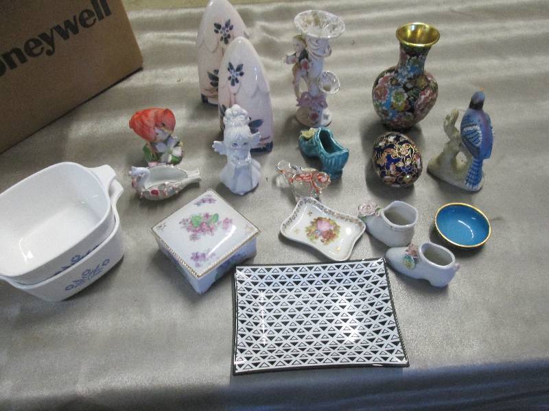 lot 38 image: Assorted Small Ceramic Dcor Item ...