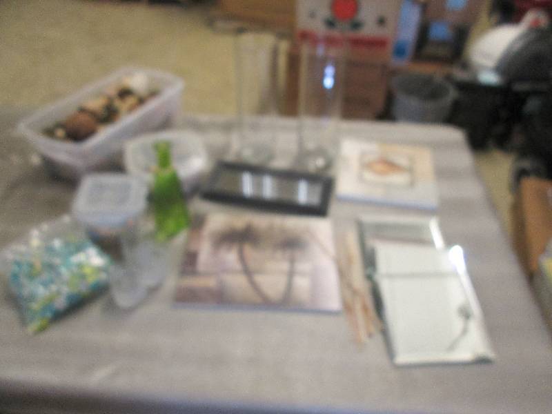 lot 58 image: Assorted Dcor ...