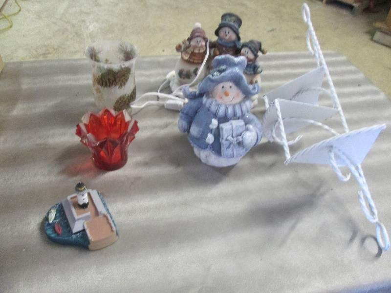 lot 70 image: Assorted Dcor...