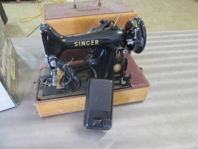 lot 89 image: Vintage Singer Portable Sewing Mach...