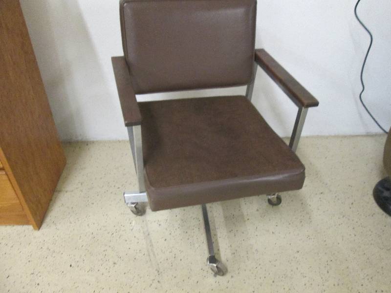 lot 137 image: Swivel Office Chair with Arms...