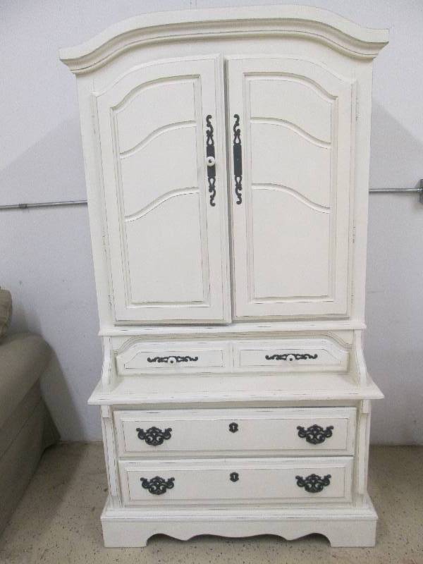 lot 141 image: Beautiful Off White Furniture Piece...