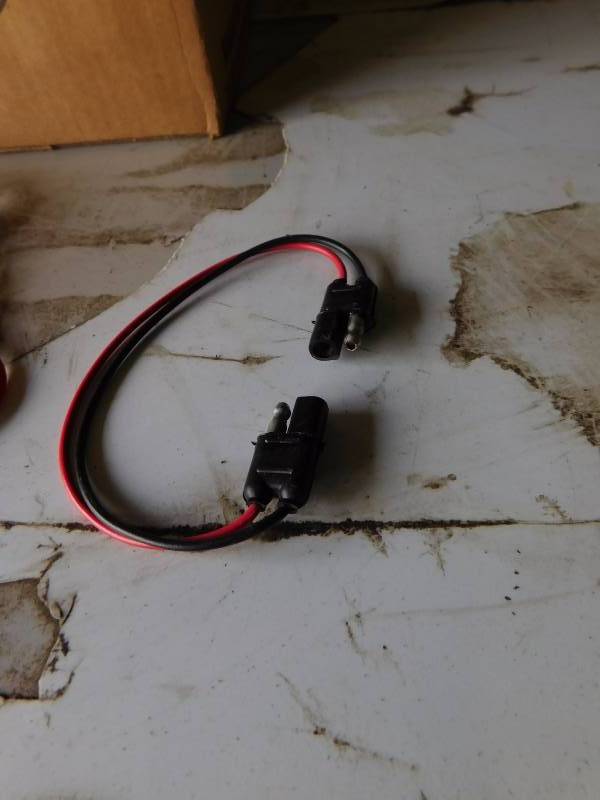 lot 6 image: Wire connectors (Qty. 300)