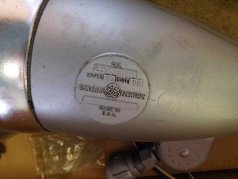 lot 26 image: General Electric Floodlights, cat. C506G002