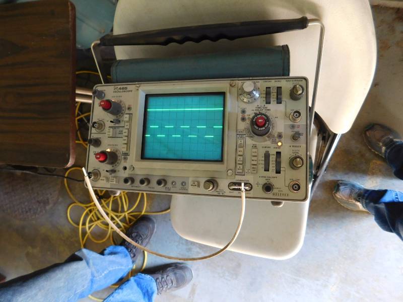 lot 34 image: Tektronix 465 Oscilloscope, Powered Up