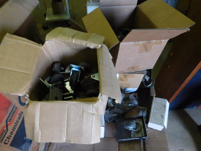 lot 72 image: Small Plastic Wire Strain Relief and Wire Ties Includes 41 x 30 Pallet