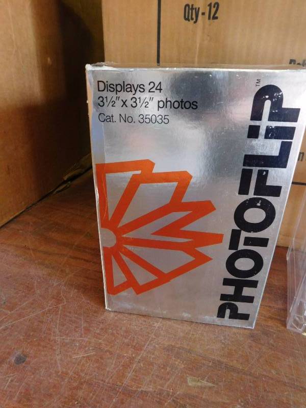 lot 91 image: Photoflip, Model 35035, Displays 24-3.5 x 3.5 Photos (Qty. 21)