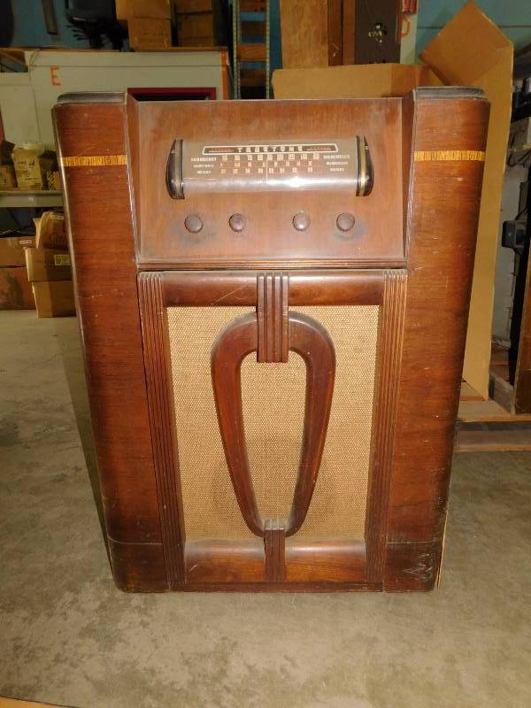 lot 108 image: Truetone Vintage Radio, Model D1645 (27 x 36 x 16)