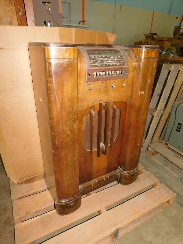 lot 109 image: Antique RCA Standard Broadcast Radio, Model 911K