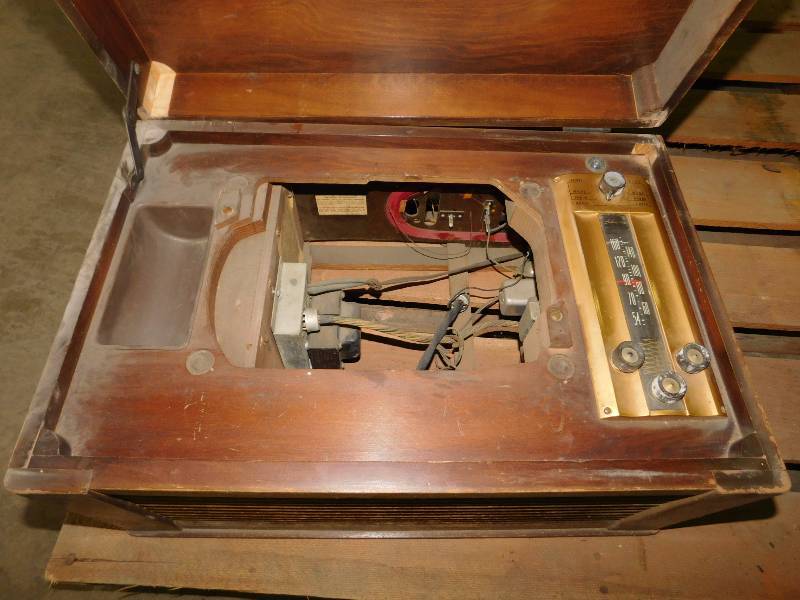 lot 110 image: Antique Silvertone Radio