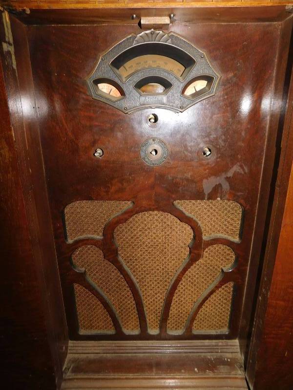 lot 111 image: Antique Airline Super Heterodyne Radio (26 x 32.5 x 17)