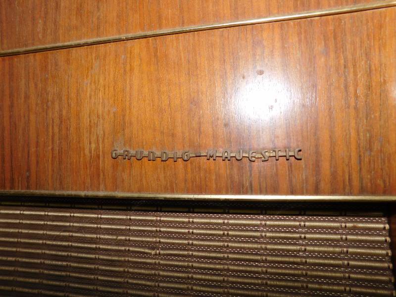 lot 114 image: Victor Radio and Record Player (41 x 18 x 26)