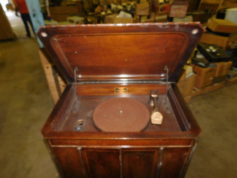 lot 115 image: Grundig-Majestic Radio (16 x 30 x 40)