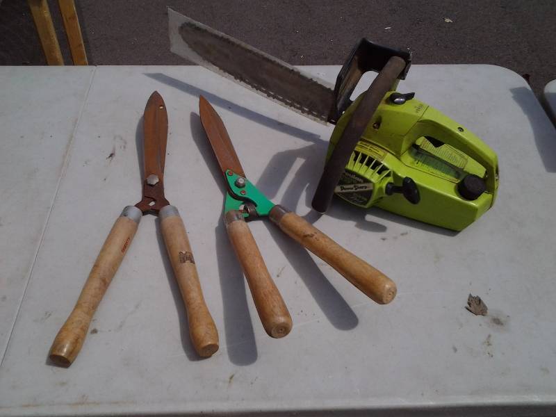 lot 8 image: Gas Chain Saw, 2-Hedge Trimmers, Pooper Scooper With Bag