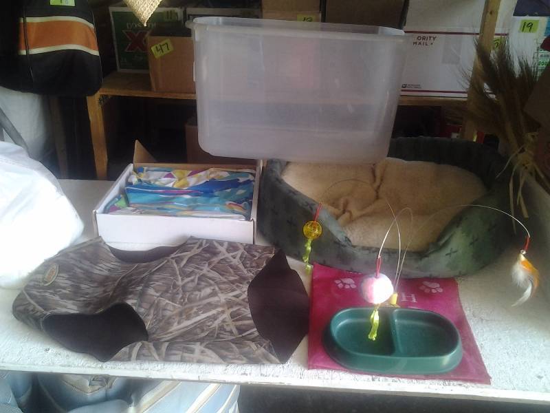 lot 33 image: Lot Of Pet Related Items