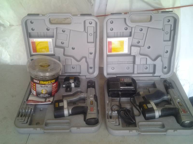 lot 40 image: 2-Senco 14.4 Volt Dura Spin Dry Wall Screw Guns With 3-Batteries, 1-Charger, 1-Bucket Screws