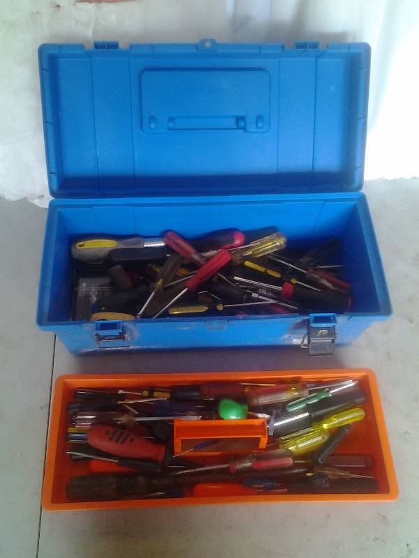 lot 52 image: Tool Box Full Of Assorted Screwdrivers