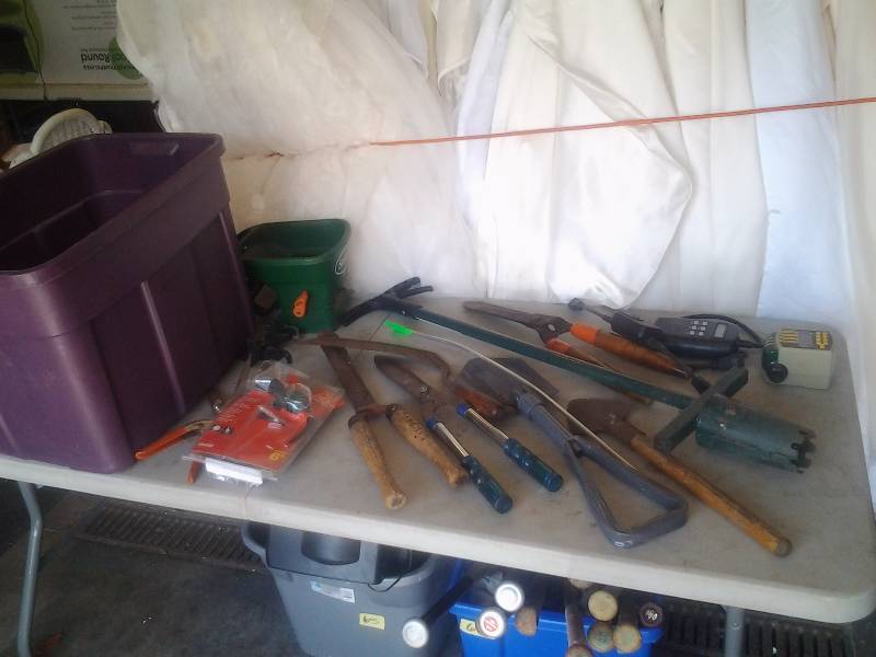 lot 66 image: Tub Full Of Lawn & Garden Related Seeder, Pruners, Planters, Timers, Spades, Hand Scythe, More