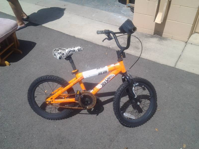lot 68 image: Boys 16 Hotwheels Bike With Throttle