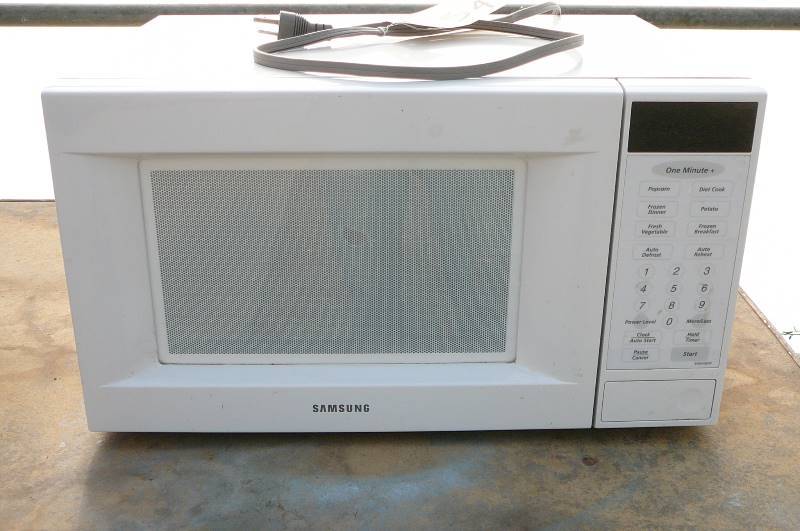 lot 4 image: Samsung Microwave