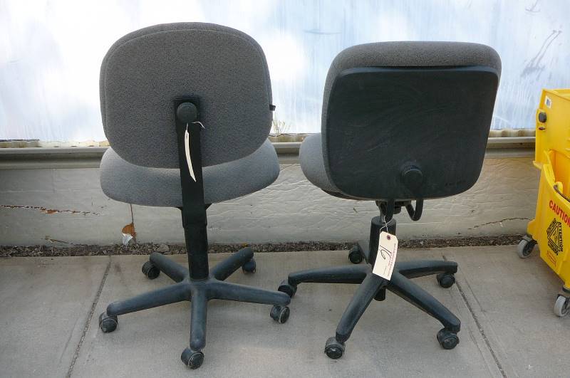 lot 16 image: 2- Office Chairs