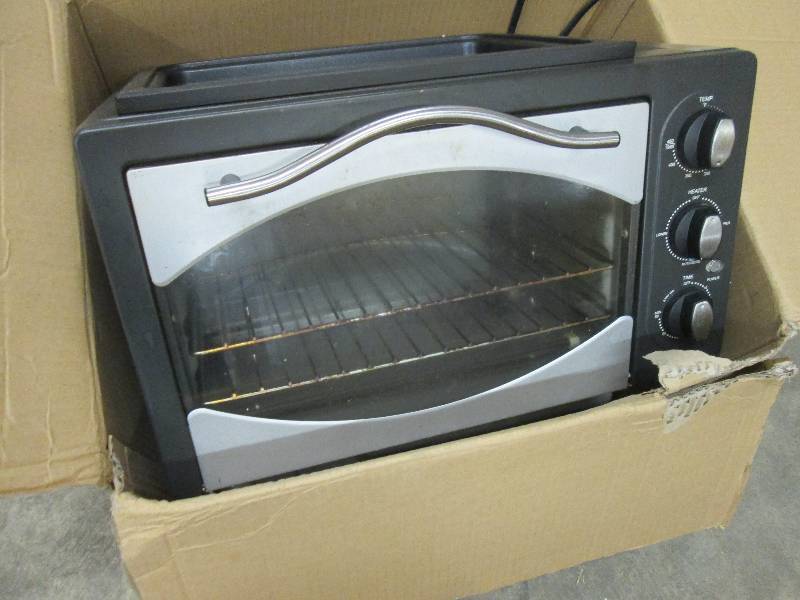 lot 22 image: 10-In-1 Everything Oven by Ginnys ...
