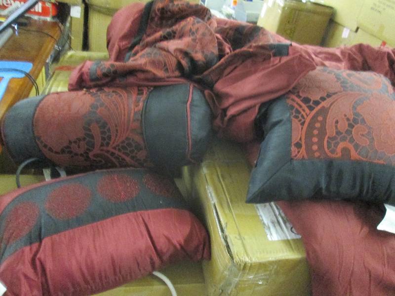 lot 35 image: Queen Bedding Set -open box Retail ...