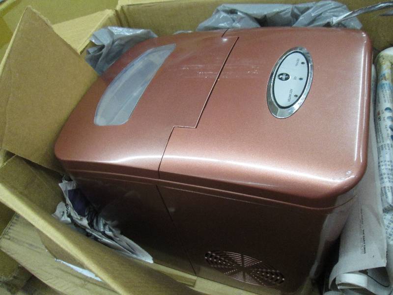lot 110 image: Ginnys Brand Ice Maker open bbox, ...