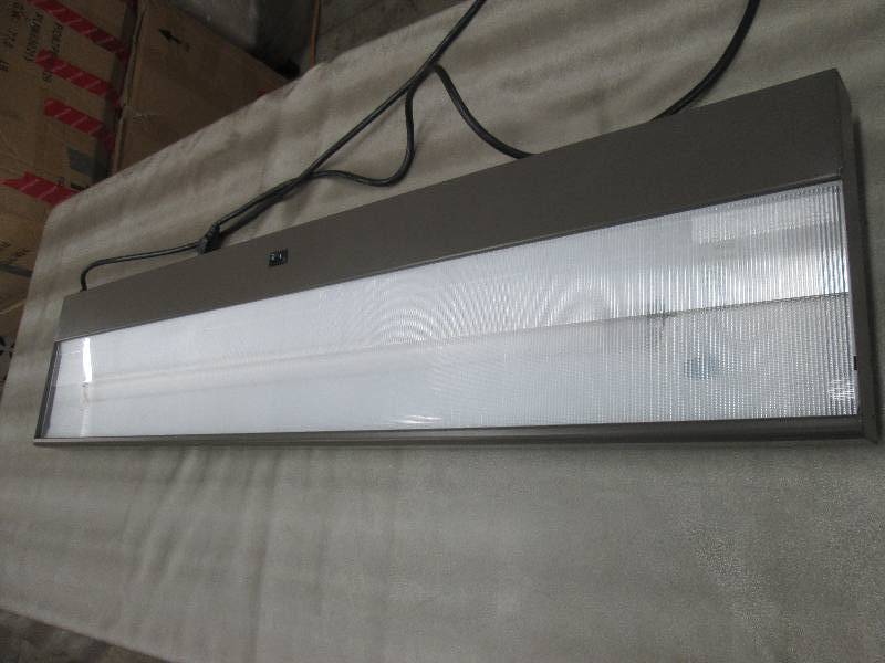 lot 179 image: 4 ft Fluorescent Mountable Office W...