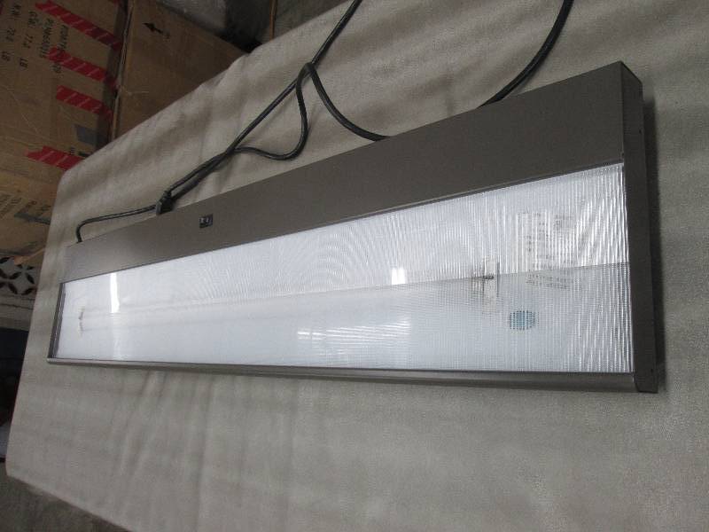 lot 180 image: 4 ft Fluorescent Mountable Office W...