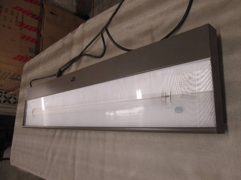 lot 181 image: 4 ft Fluorescent Mountable Office W...