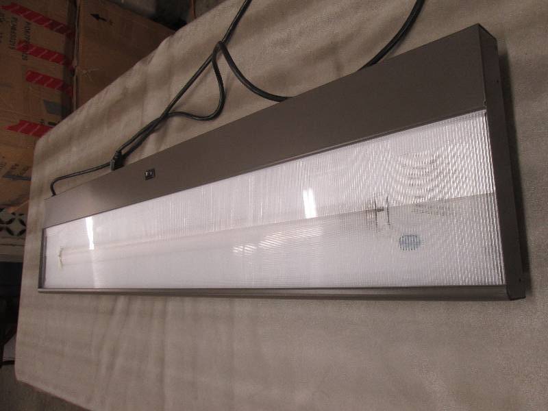 lot 182 image: 4 ft Fluorescent Mountable Office W...