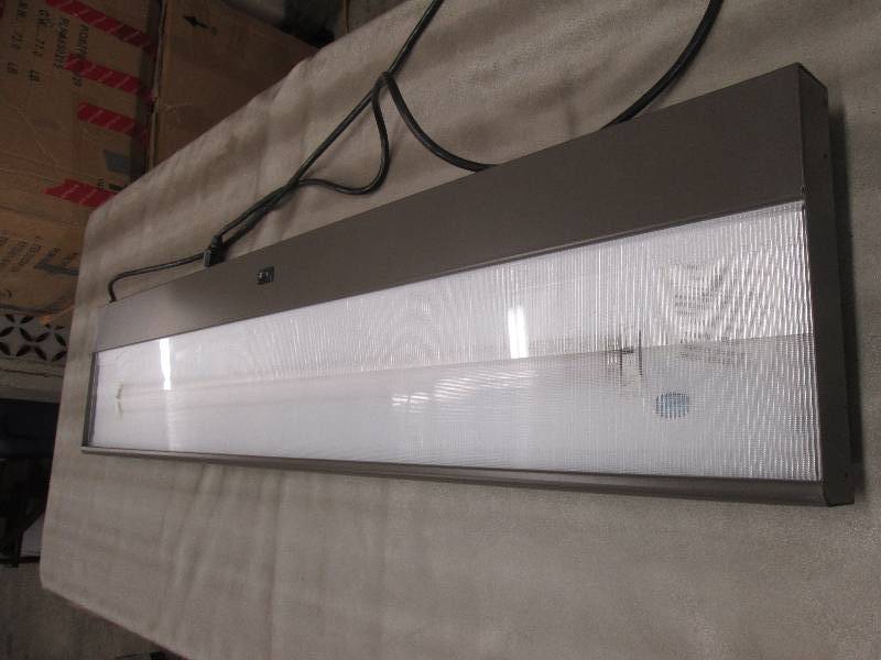 lot 183 image: 4 ft Fluorescent Mountable Office W...