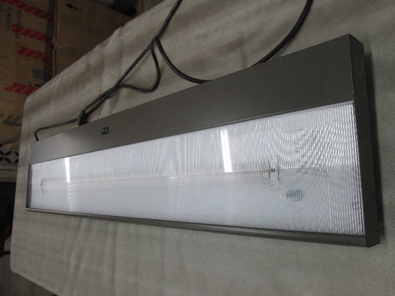 lot 184 image: 4 ft Fluorescent Mountable Office W...