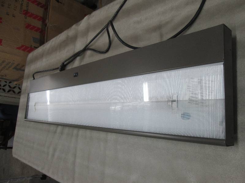 lot 185 image: 4 ft Fluorescent Mountable Office W...