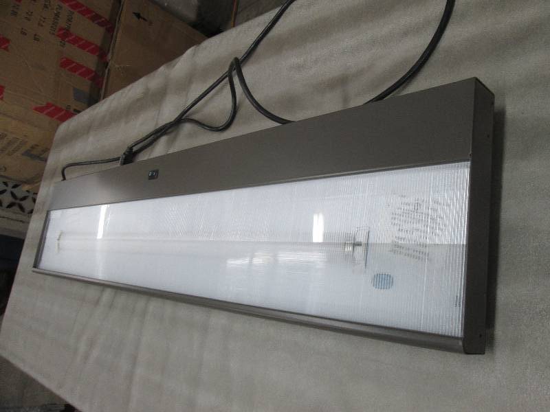 lot 186 image: 4 ft Fluorescent Mountable Office W...