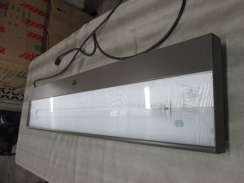 lot 187 image: 4 ft Fluorescent Mountable Office W...