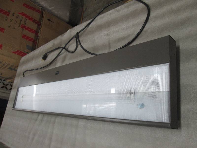 lot 188 image: 4 ft Fluorescent Mountable Office W...