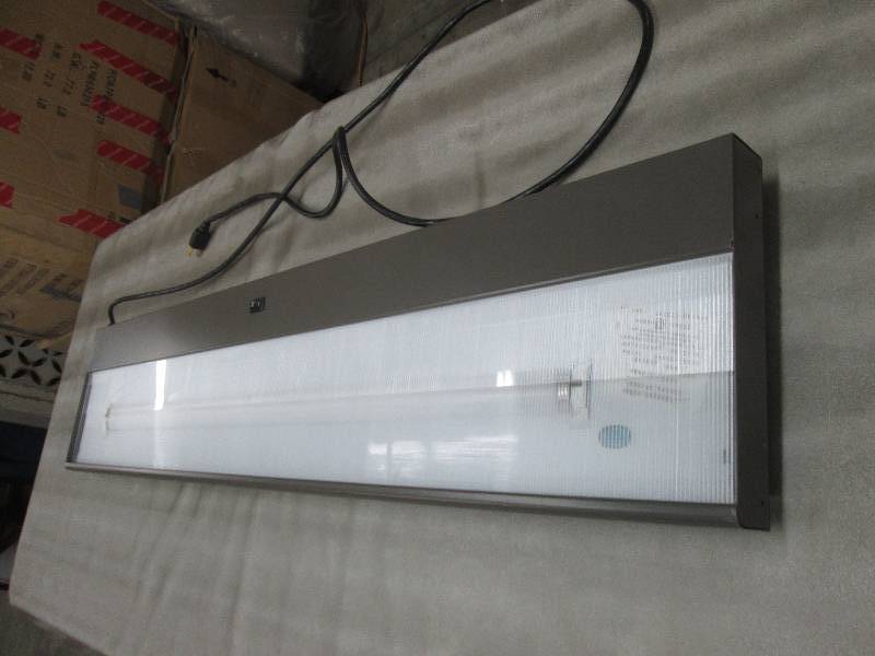 lot 189 image: 4 ft Fluorescent Mountable Office W...