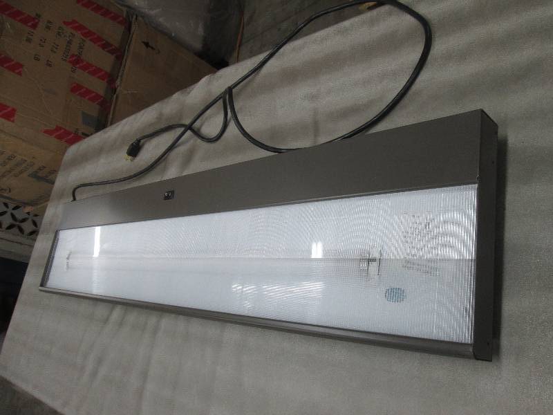 lot 190 image: 4 ft Fluorescent Mountable Office W...
