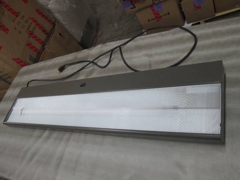 lot 191 image: 4 ft Fluorescent Mountable Office W...