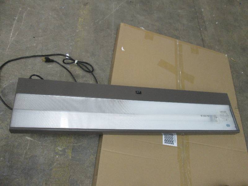 lot 193 image: 4 ft Fluorescent Mountable Office W...