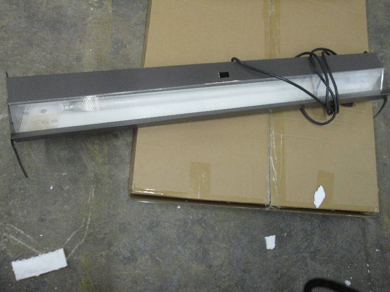lot 194 image: 4 ft Fluorescent Mountable Office W...