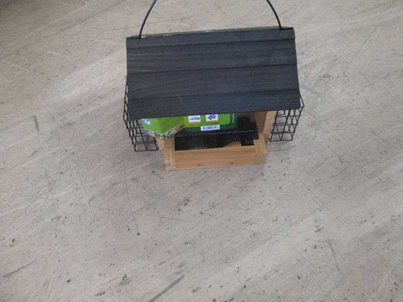 lot 244 image: Wild Wings 3 Qt. Cedar Hopper with ...