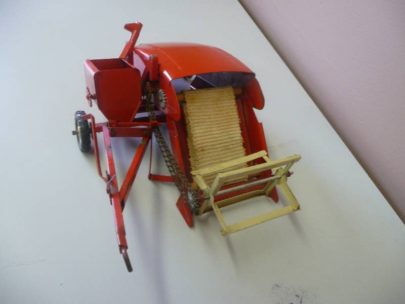 lot 3 image: Vintage 1950s Red Tru Scale pull type combine - Made In USA - Appears To Be In Good Condition - See Pictures - Very Cool