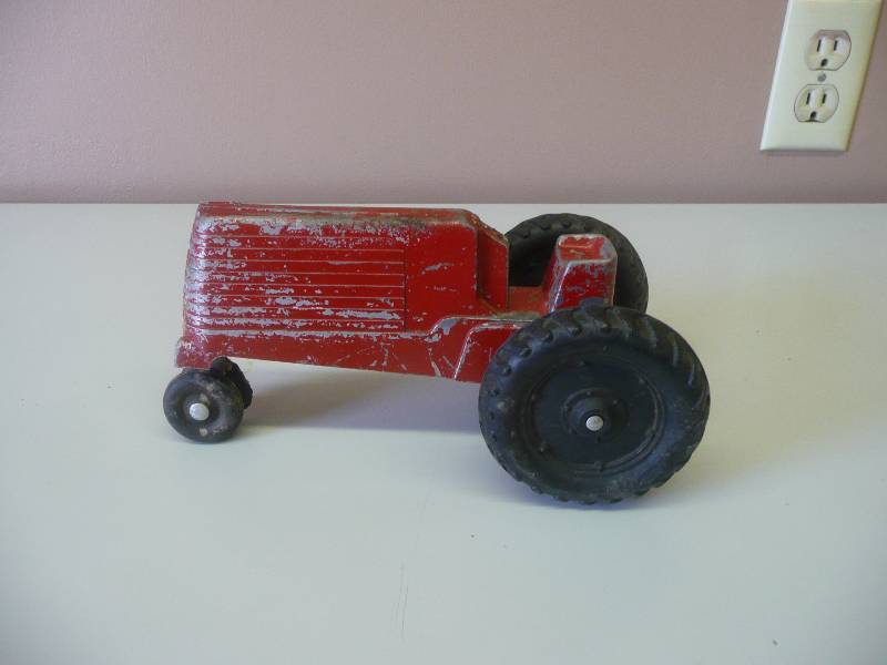 lot 5 image: Vintage 1950s Tractor - Lansing SLIK Toys, Lansing IA 9804 Oliver Red - See Pictures