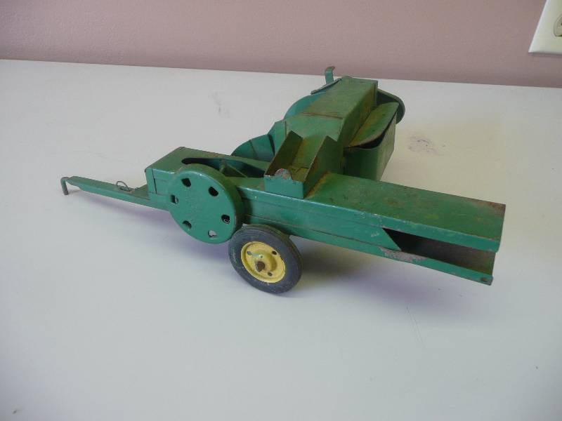 lot 9 image: 1950s Vintage Tru Scale John Deer Farm Implement Toy, hay Baler - RARE John Deere - See Pictures